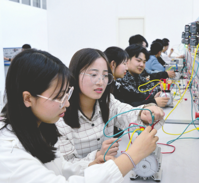 多元化的课程设置破解学用脱节经过深度的校企合作打通人才培育壁垒