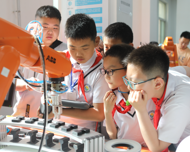 校园应着力打造一支契合层次教育要求的高水平双师型教师团队