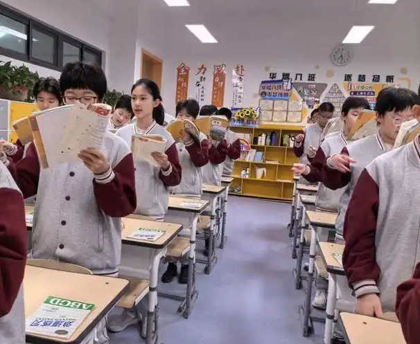 环节都显示着学校的育人用心互动都凝集着家校的共育